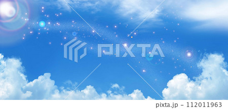 太陽の光に照らされてキラキラと光る青空と白い雲 112011963