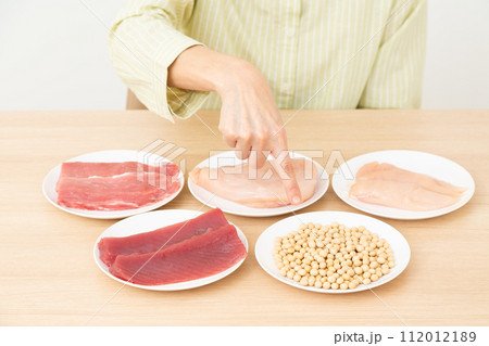 タンパク質の多い食材とミドル女性 112012189