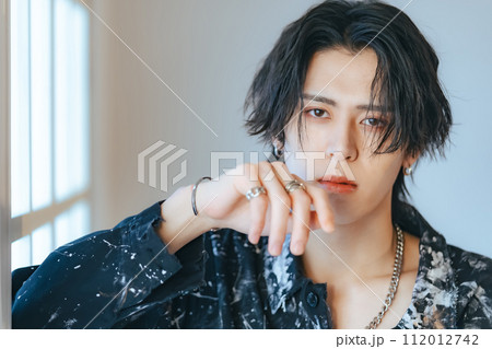 イケメン男性のポートレート 112012742