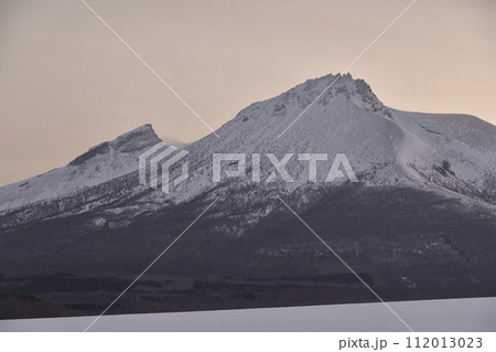 早春の北海道森町で日の出前の駒ヶ岳の風景を撮影 112013023