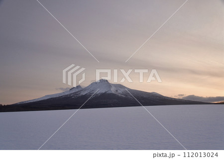 早春の北海道森町で日の出前の駒ヶ岳の風景を撮影 112013024