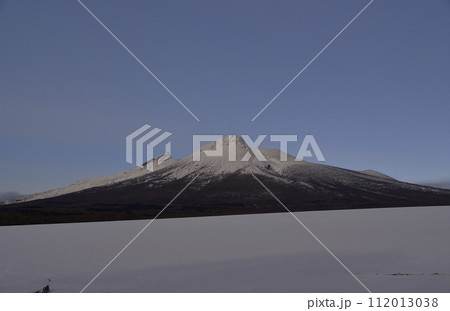 早春の北海道森町で日の出前の駒ヶ岳の風景を撮影 112013038