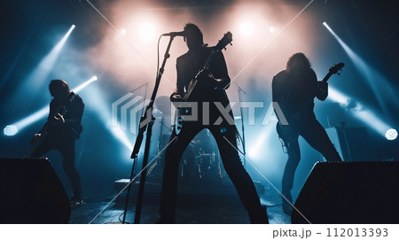 ライブで演奏するロックバンド ライブで演奏するロックバンド 112013393