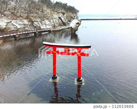 早春の北海道江差町で瓶子岩の雪景色を撮影 112013608