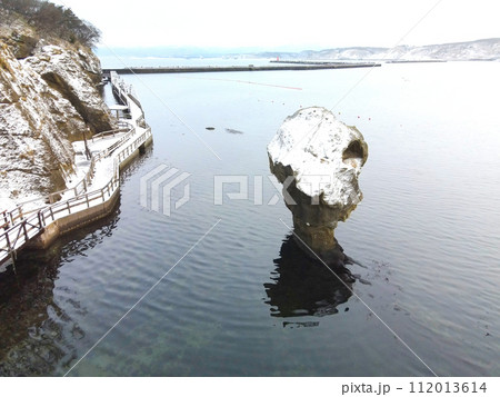 早春の北海道江差町で瓶子岩の雪景色を撮影 112013614