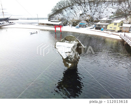 早春の北海道江差町で瓶子岩の雪景色を撮影 早春の北海道江差町で瓶子岩の雪景色を撮影 112013618