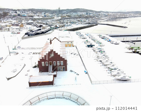 早春の北海道江差町で江差港マリーナと開陽丸の風景を撮影 112014441