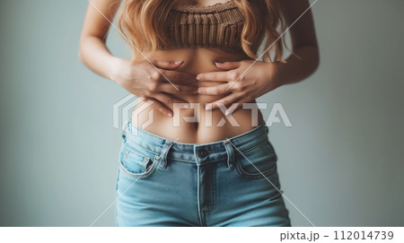 お腹を気にする女性	 112014739