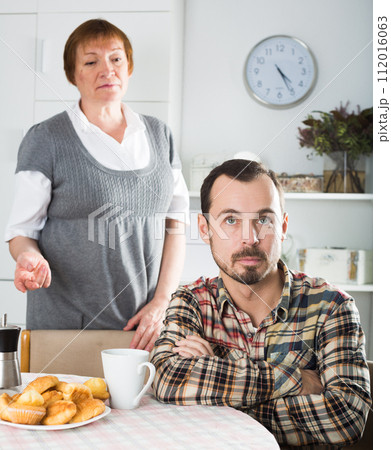 Elderly mother teaches her son 112016063