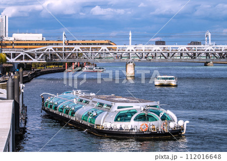 日本の東京都市景観 浅草水上バス乗船場とホタルナ。奥にアーバンランチやさくら、特急…＝18日 112016648