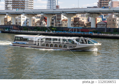 隅田川を進む東京都観光汽船(TOKYO CRUISE) ジュビリー 隅田川を進む東京都観光汽船(TOKYO CRUISE) ジュビリー 112016651