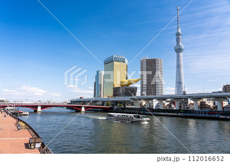 浅草から見る東京スカイツリーと隅田川を進む水上バス「ジュビリー」 東京都 台東区 112016652