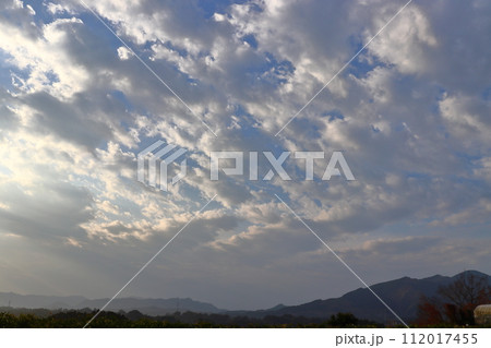 雲の多い朝の空 太陽光 山地 雲の多い朝の空 太陽光 山地 112017455