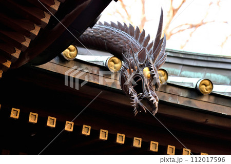 品川の荏原神社の屋根から覗く龍神 112017596