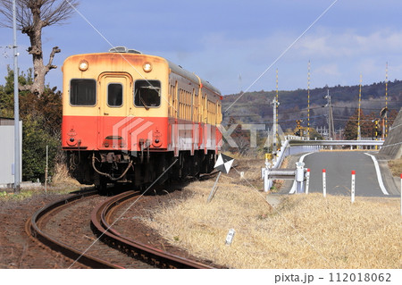小湊鐵道キハ200と並行する道路風景 112018062