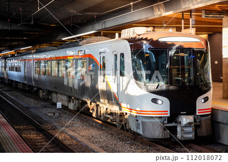 【大阪駅】11番ホームに停車する特急ひだ25号 112018072