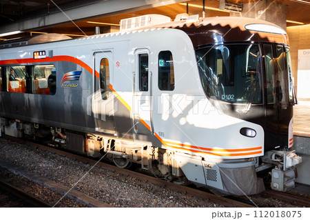 【大阪駅】11番ホームに停車する特急ひだ25号 112018075