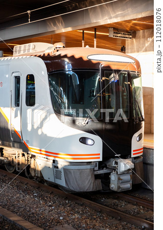 【大阪駅】11番ホームに停車する特急ひだ25号 【大阪駅】11番ホームに停車する特急ひだ25号 112018076