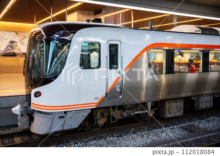 【大阪駅】11番ホームに停車する特急ひだ25号 112018084