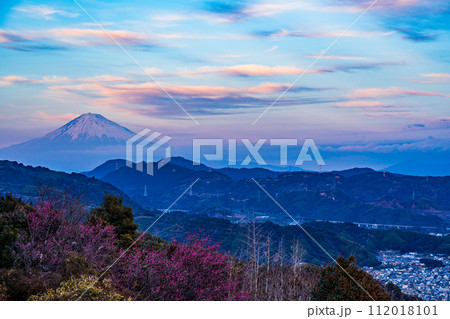 （静岡県）夕闇迫る梶原山公園から望む富士山 112018101