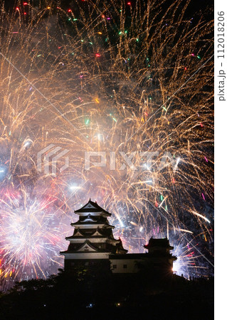 鮮やかな花火で浮かび上がる天守閣 112018206