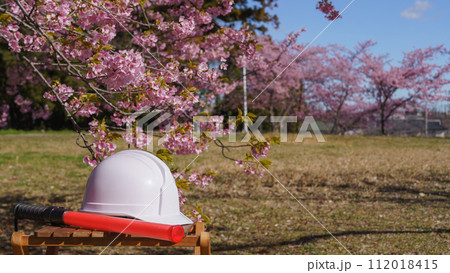 桜とヘルメットと誘導棒|建設業・警備業 入社イメージ 桜とヘルメットと誘導棒|建設業・警備業 入社イメージ 112018415