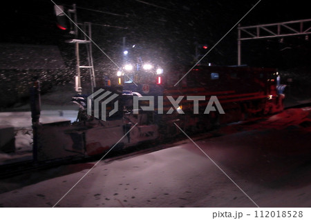 闇夜を切り裂いて除雪作業をする大糸線ENR-1000形車両_2024/2/11撮影 112018528