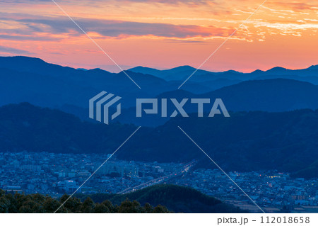 （静岡県）梶原山公園から望む静岡市方面・国道一号線　夕景 112018658