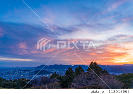 （静岡県）梶原山公園から望む静岡市方面・国道一号線　夕景 112018662