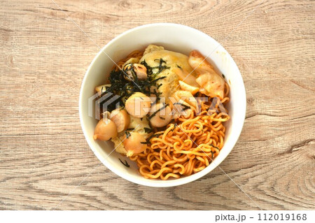 fried yakisoba Japanese noodles and cabbage topping egg and sausage dressing seaweed in sauce on bowl  112019168