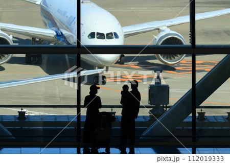 羽田空港第2ターミナル国際線エリアから滑走路を眺める 112019333