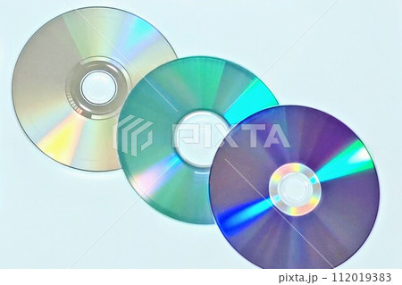 虹色に反射するCDとDVD 112019383