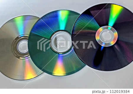 虹色に反射するCDとDVD 112019384