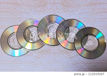 虹色に反射するCD 112019387