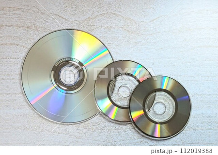 虹色に反射するCD 112019388