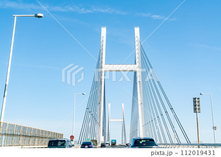 ベイブリッジを走る 高速道路イメージ ベイブリッジを走る 高速道路イメージ 112019431