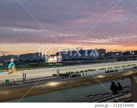 競馬場で見た夕焼け 112019499