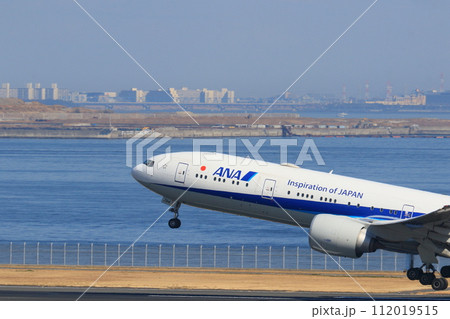 離陸する旅客機　ジェット機 112019515