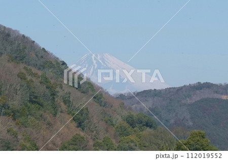 田舎の初春の富士山と青空 112019552