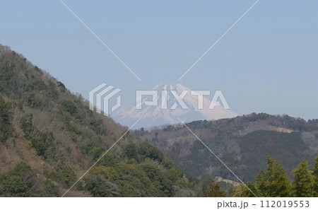 田舎の初春の富士山と青空 112019553
