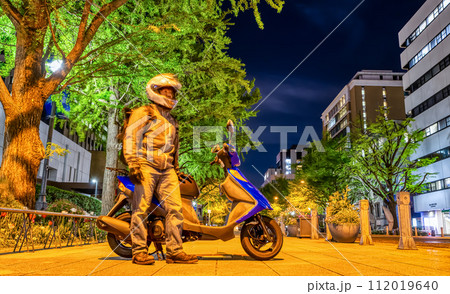 夜の横浜にバイクで来た男性 112019640