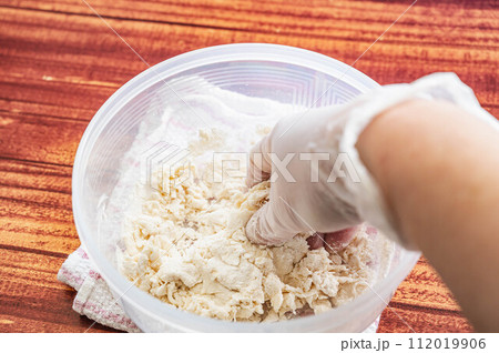 生地を練る 112019906