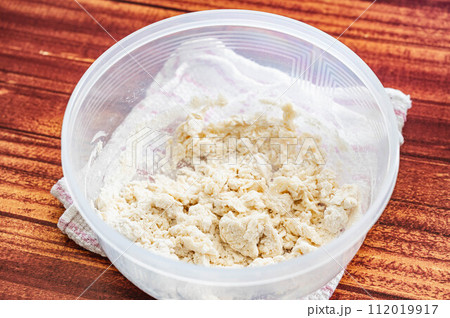 生地作りの材料を混ぜ合わせる 生地作りの材料を混ぜ合わせる 112019917