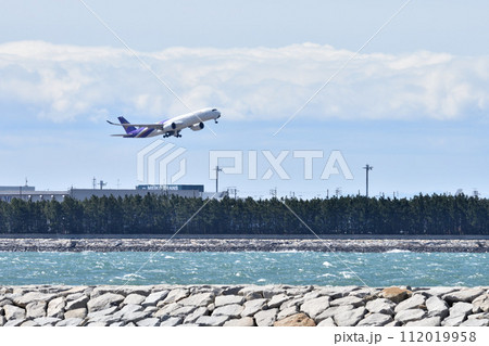 中部空港を離陸する国際線の飛行機 112019958