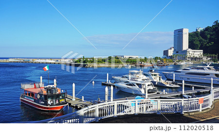 静岡県熱海市の風景(熱海港と停泊する遊覧船) 静岡県熱海市の風景(熱海港と停泊する遊覧船) 112020518