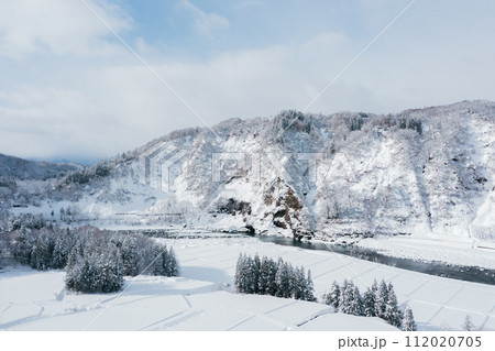 ドローン撮影:雪に覆われた広大な田舎の自然の風景 ドローン撮影:雪に覆われた広大な田舎の自然の風景 112020705