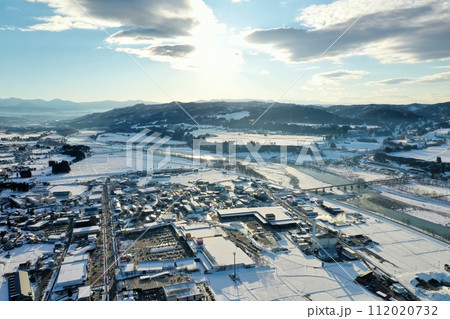 ドローン撮影:真っ白な雪に覆われた田舎町の住宅街 ドローン撮影:真っ白な雪に覆われた田舎町の住宅街 112020732
