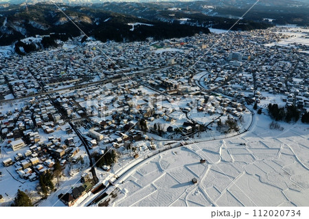 ドローン撮影:真っ白な雪に覆われた田舎町の住宅街 ドローン撮影:真っ白な雪に覆われた田舎町の住宅街 112020734