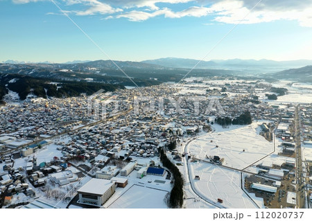 ドローン撮影:真っ白な雪に覆われた田舎町の住宅街 ドローン撮影:真っ白な雪に覆われた田舎町の住宅街 112020737
