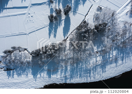 ドローン撮影:雪に覆われた広大な田舎の自然の風景 ドローン撮影:雪に覆われた広大な田舎の自然の風景 112020804